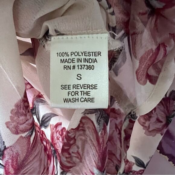 5/$30 Rose Floral High Low Top S - Picture 4 of 4